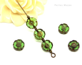 Perle tchèque fleur hawaïenne, verre pressé, translucide, tons vert, reflets marrons, patine, 8 mm, lot de 8