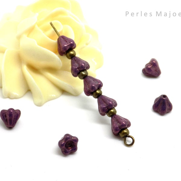 Perles tchèques petites clochettes, fleur, verre pressé, couleur prune, patine cuivrée, 6 x 4 mm, lot de 10