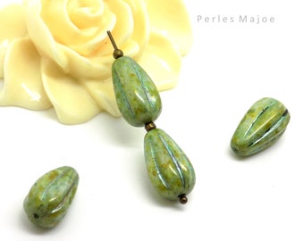 Perle tchèque goutte, melon, verre pressé, tons verts, marron, patine, 13 x 8 mm, lot de 4