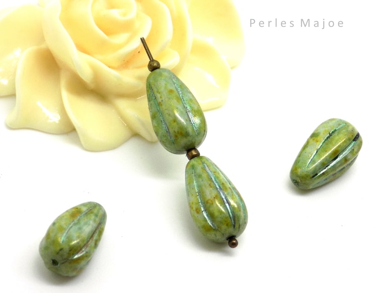 Perle tchèque goutte, melon, verre pressé, tons verts, marron, patine, 13 x 8 mm, lot de 4 image 1