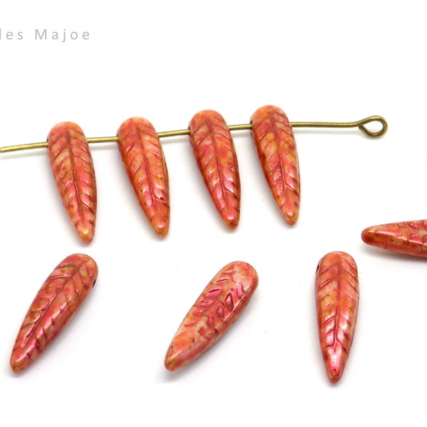 Perle tchèque plume, verre pressé, opaque, tons marron, fuschia, beige, patine cuivrée, 17 x 5 mm, lot de 8