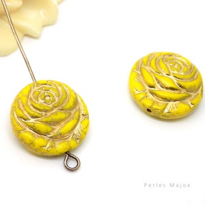 Perle tchèque rose, fleur, verre pressé, jaune, incrustation bronze antique, 18 mm, lot de 2