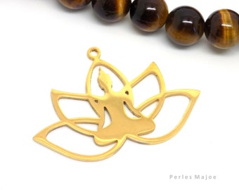 Pendentif lotus avec yoga en acier inoxydable, couleur or, dimensions 25 x 36.5 mm