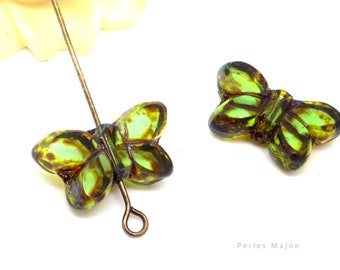 Perle tchèque papillon, verre pressé, translucide, tons vert, reflets marron, patine, 20 x 12 mm, lot de 2, RF01