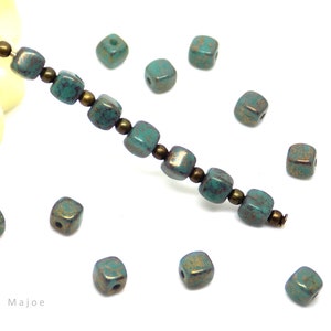 Perle tchèque cube, verre pressé, tons vert foncé, bronze effet métallique, 4 x 4 mm, lot de 20 image 1