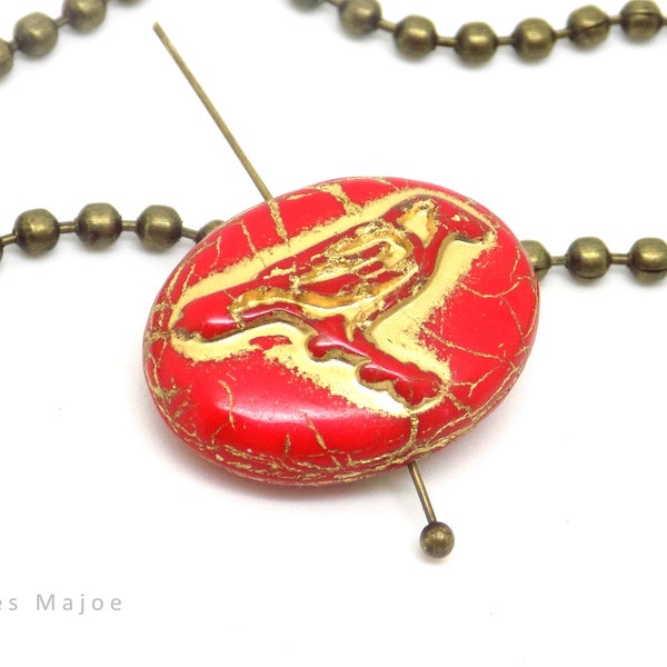 Perle tchèque corbeau, ovale, opaque, verre pressé, rouge, patine or antique, 22 x 16 mm, vendue à l'unité