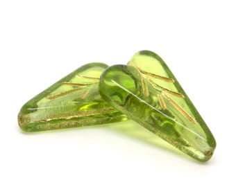 Cuenta checa, hoja, corazón, triángulo, vidrio prensado, translúcido, tonos verde claro, bronce antiguo, pátina, 16 x 11 mm, juego de 4