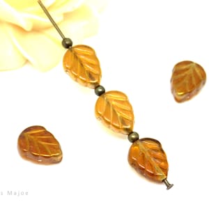 Perles tchèques feuille, pétale, translucide, verre pressé, couleur ambre, incrustation effet doré, 10 x 8 mm, lot de 6