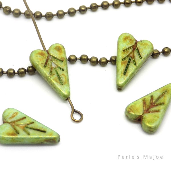 Perle tchèque feuille, coeur, triangle, verre pressé, opaque, verte, marron, patine bronze, 16 x 11 mm, lot de 4