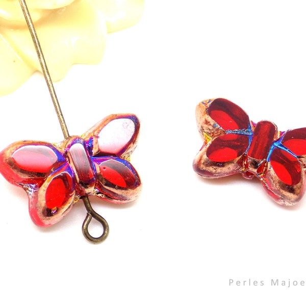 Perle tchèque papillon, verre pressé, translucide, rouge, incrustation divers tons, contour cuivrée,  20 x 12 mm, lot de 2