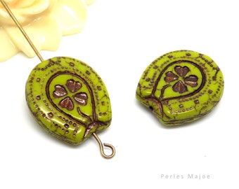 Czech horseshoe bead, clover decor, pressed glass, opaque, pistachio green, bronze patina, 21 x 18 mm, sold individually