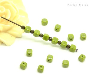 Perle tchèque cube, verre pressé, verte, patine, 4 x 4 mm, lot de 20