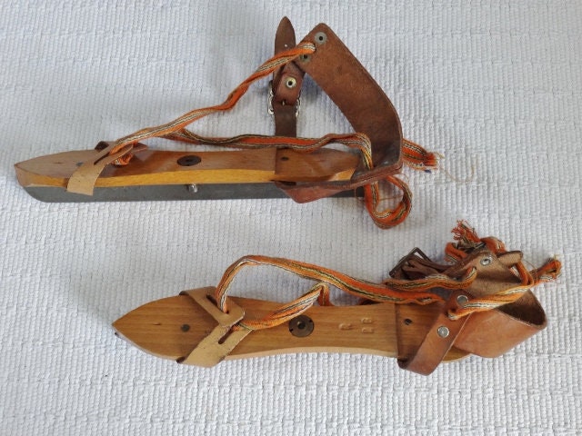 Ancienne Paire de Patin à glace pour brodequin en bois et cuir année