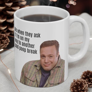 Tazza con meme "King of Queens" con Doug e Kevin James, umorismo da ufficio sulla pausa di cacca pagata, citazione divertente, regalo per tazza da caffè da 11 o 15 once.