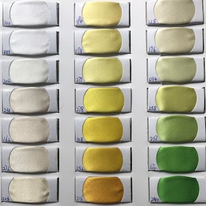 Puede incluir: Una carta de colores con 18 muestras de tela en varios tonos de blanco, amarillo y verde. Las muestras están etiquetadas con números, incluyendo 100, 001, 202, 231, 162, 276, 223, P4, 098, 279, 278, 108, 252, 216, 225, 196, 034, 258, 257, 27 y 240.