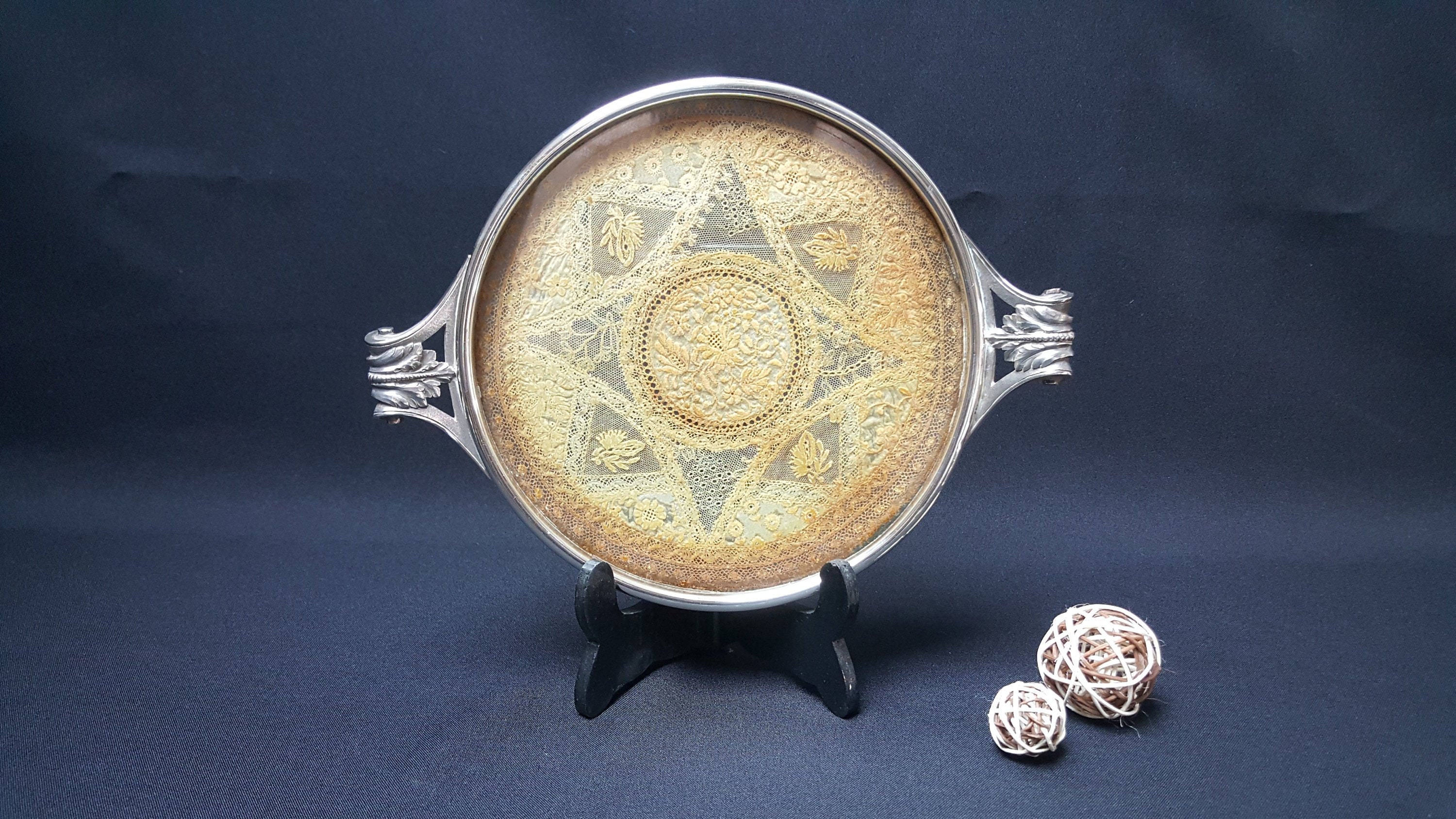 Plat en Métal Argenté Décoré de Dentelle, Décoration Salon