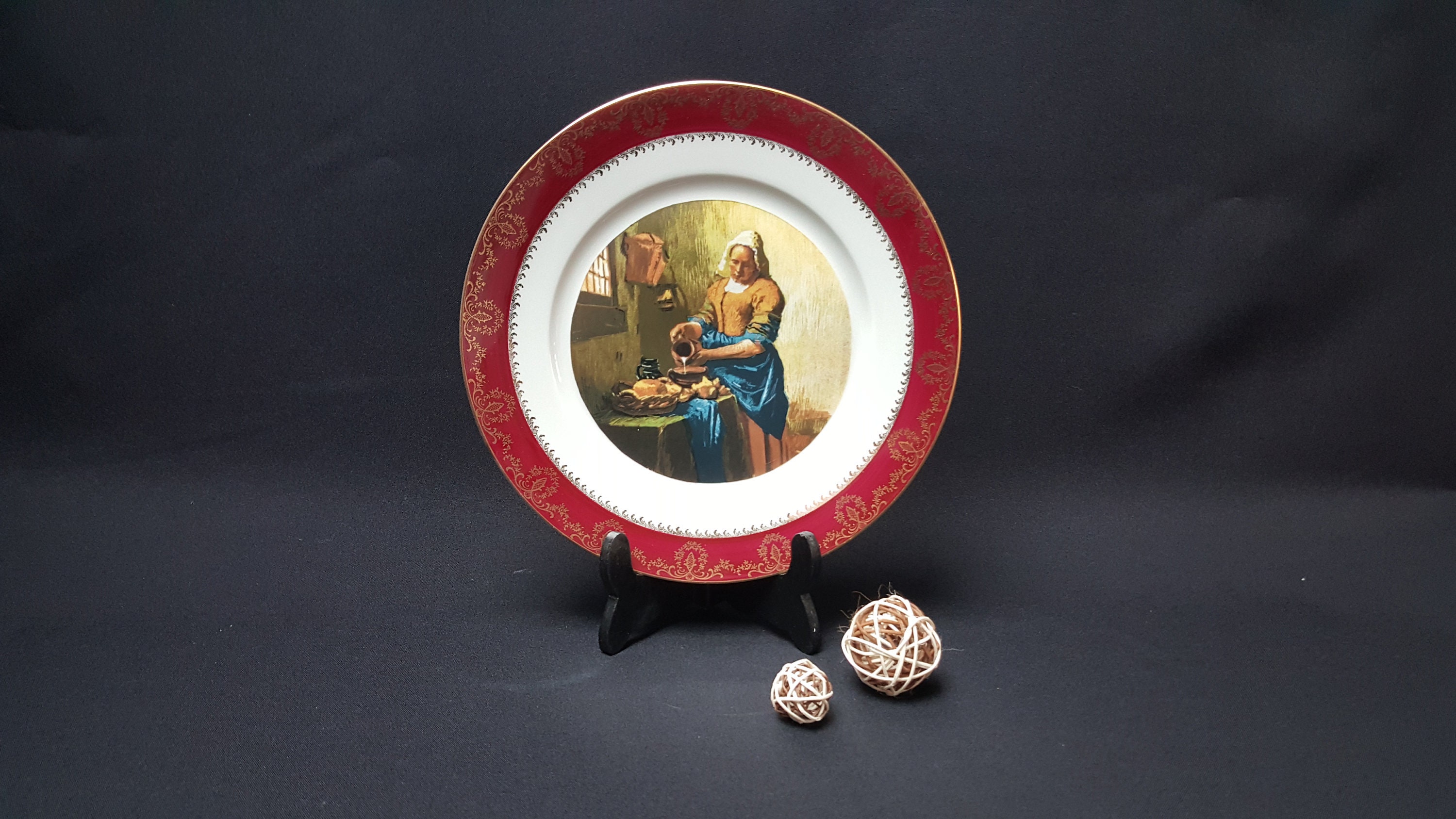 Assiette de Décoration Porcelaine Limoges , La Laitière Vermeer Décor Bordeaux et Dorure Vintage Fra