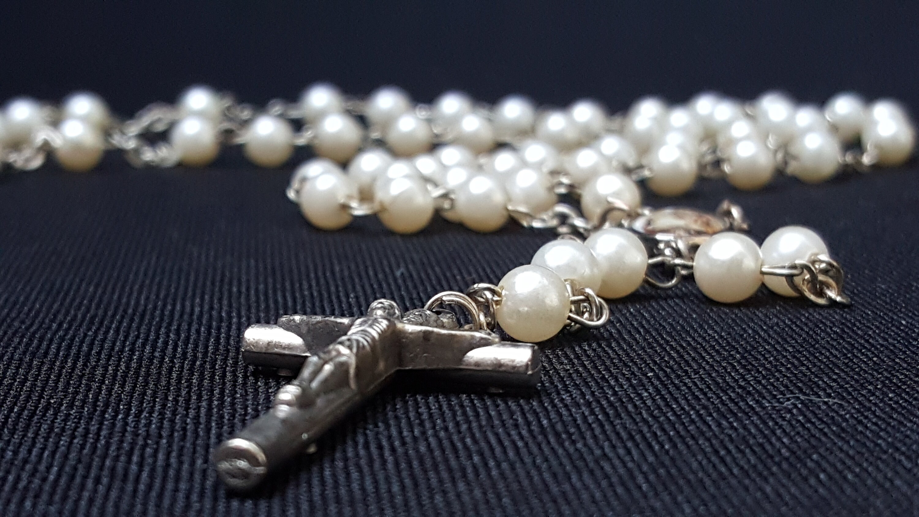 Chapelet Chrétien en Perles Nacrées avec Un Médaillon Représentant Saint