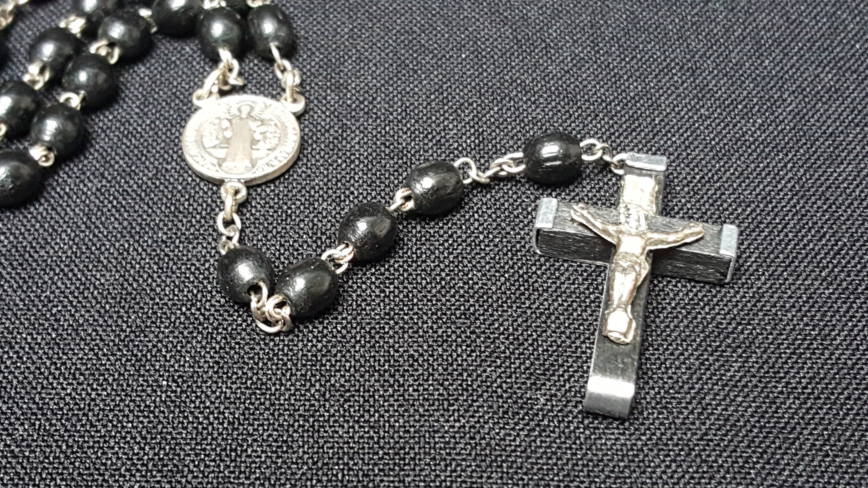 Chapelet Chrétien en Perles de Bois Noir avec Un Médaillon Représentant Saint