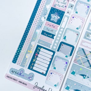 Puede incluir: Un conjunto de pegatinas para planificador con tem&aacute;tica invernal. Las pegatinas est&aacute;n sobre un fondo blanco y presentan una variedad de dise&ntilde;os, incluyendo estrellas, copos de nieve y monta&ntilde;as. Las pegatinas tambi&eacute;n est&aacute;n decoradas con purpurina y acentos hologr&aacute;ficos. El texto en las pegatinas incluye "This Week", "Pay Day", "Day Off", "Important", "Plan Time", "Weekend", y "Frosted Forest - Hobo Weeks".