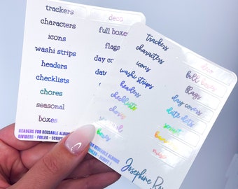 Puede incluir: Dos hojas de pegatinas transparentes con letras iridiscentes. Las pegatinas están etiquetadas con palabras como "trackers", "characters" y "checklists". La parte inferior de la hoja de pegatinas dice "Headers for Reusable Albums Dividers - Foiled - Script 1."