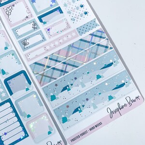 Puede incluir: Un conjunto de pegatinas para planificador con un tema de bosque de invierno en colores azul, blanco y rosa. Las pegatinas incluyen una variedad de formas, incluyendo estrellas, &aacute;rboles y patrones de cuadros. El texto "FROSTED FOREST - HOBO WEEKS" y "Josephine Bow" es visible en las pegatinas.