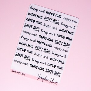 Op de afbeelding: Een vel met transparante stickers met de zin "Happy Mail" die in verschillende maten en stijlen wordt herhaald. De stickers zijn bedoeld voor gebruik op enveloppen, pakketten en andere postartikelen. De tekst "SCRIPT - HAPPY MAIL" en "Josephine Bows" staan ook op het vel.