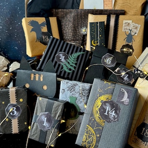 Puede incluir: Un surtido de regalos envueltos, cada uno con un diseño único y una etiqueta numerada. Los regalos son de varios colores, incluyendo negro, marrón y gris, y están decorados con cintas, pegatinas y otros adornos. Algunos regalos tienen un tema celestial.