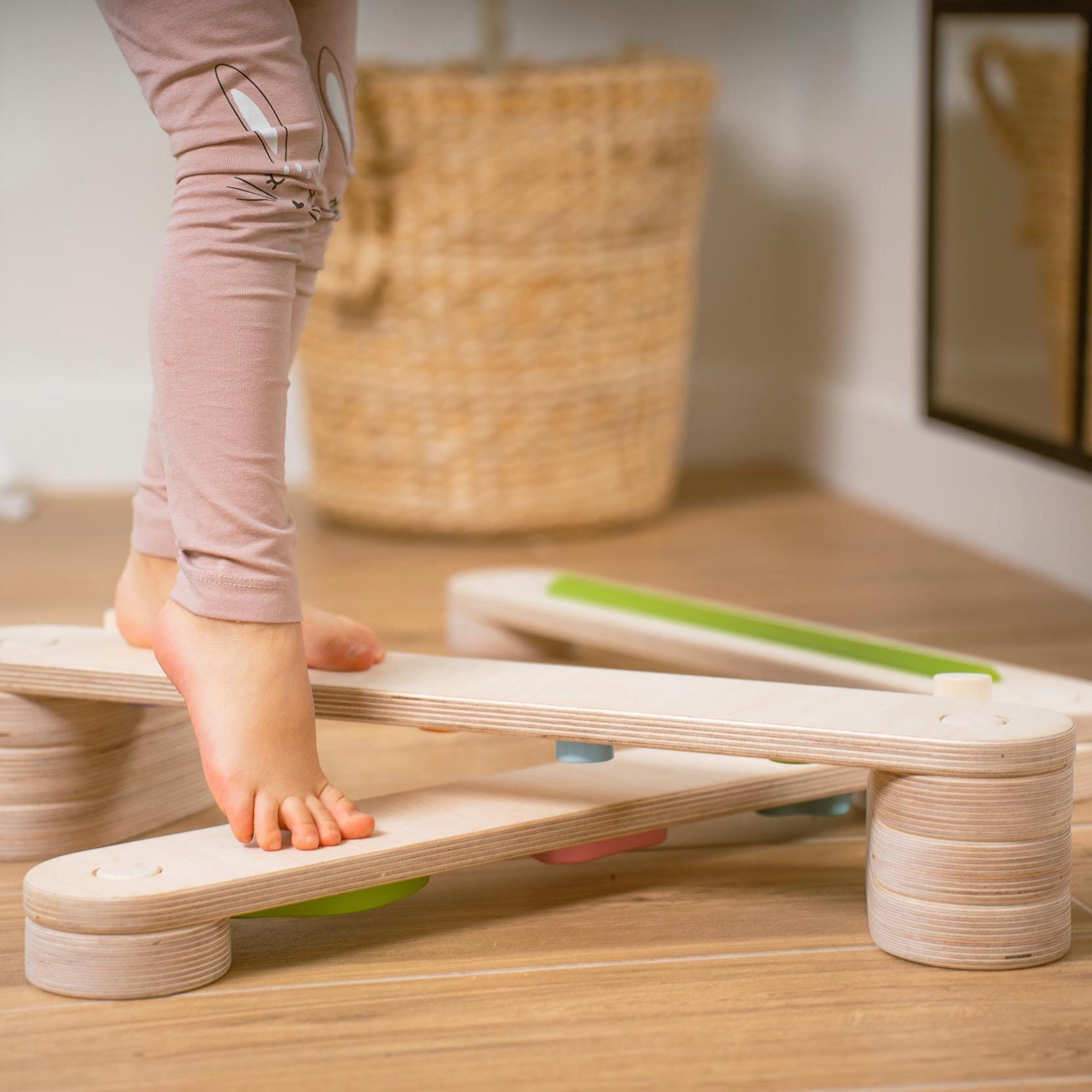Barra de equilibrio de madera para niños con piedras de obstáculos de Barra de equilibrio de madera para niños con piedras de obstáculos de
