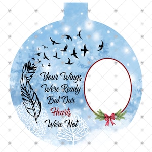 Puede incluir: Un adorno navideño azul y blanco con una escena de invierno. El adorno presenta una pluma, un círculo para una foto y el texto "Your Wings Were Ready But Our Hearts Were Not".