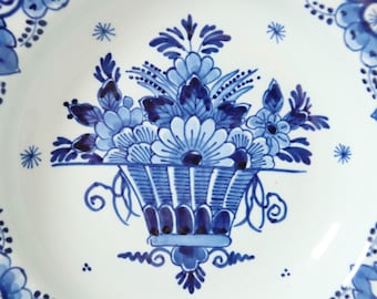 Delft blue plate 1981 De Porceleyne Fles Royal Delft plate Handpainted wallplate Delft blue ware 9.8 inches