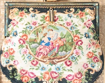 Precioso bolso vintage de tela Petit Point, con cierre de metal dorado y correa de cadena, bordado floral y decoración romántica, ribete de perlas de imitación.