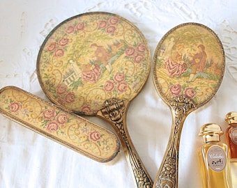 Juego de tocador de latón antiguo con espejo, cepillo y cepillo para ropa. Decoración de pareja de Petit Point y rosa rosa. Inglaterra.