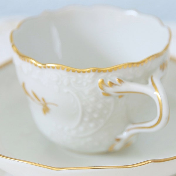 Belle tasse et soucoupe antiques Meissen Mocha, décor de fleurs d’or, poignée divisée