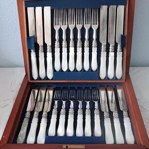 Bellissimo set da dessert antico placcato in argento nella scatola originale, set per dodici persone con manici in madreperla, Sheffield, Inghilterra