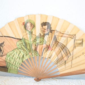 Raro ventaglio antico in carta, ventaglio pubblicitario vittoriano con manico in legno, scena romantica firmata, Carlton Hotel, Francia