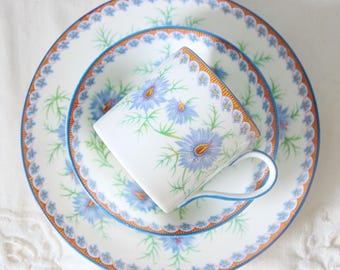 Precioso trío antiguo de porcelana Aynsley con taza de espresso y platillo, diseño de Inglaterra.