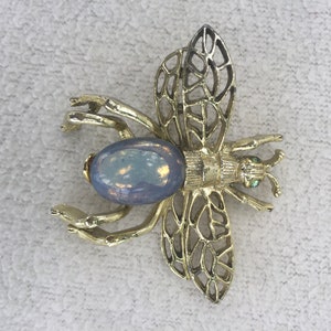 Designer Signed Honey Bee Vintage Womens Costume Jewelry Brooch