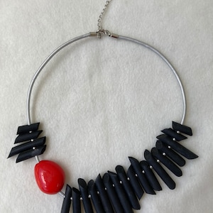 Collar vintage ligero de caucho reciclado y madera lacuchilla