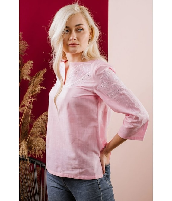 Camisa de mujer moderna rosa palo bordada de tejido de lino natural