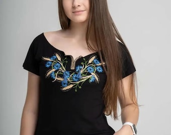 Camiseta bordada con espiguillas y flores azules de ornamentación tradicional ucraniana.