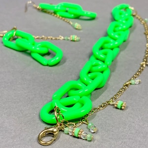 Conjunto de aretes, pulsera y tobillera &quot;Can&#39;t Get Enough&quot; - Joyería hecha a mano - Cadena de oro con cuentas - Verde neón - Piscina, playa, Las Vegas, Miami Beach, festival, rave