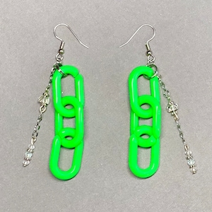 Pendientes Motto - Plata + Verde - Pendientes de neón con cadena de cuentas Joyería hecha a mano - Fiesta en la piscina Plástico Vegas Miami Beach DayGlow Bright Gems