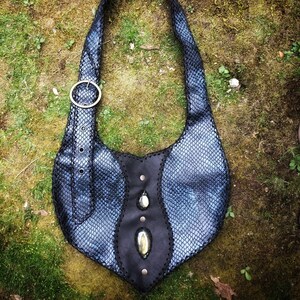 Bolsa de couro artesanal com Labradorite, Acessório artesanal exclusivo, carteira de ombro com cristal, vibração de bruxa, bolsa alternativa