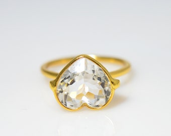 Anillo de cuarzo cristalino con forma de corazón: Anillo llamativo de plata de ley bañado en oro