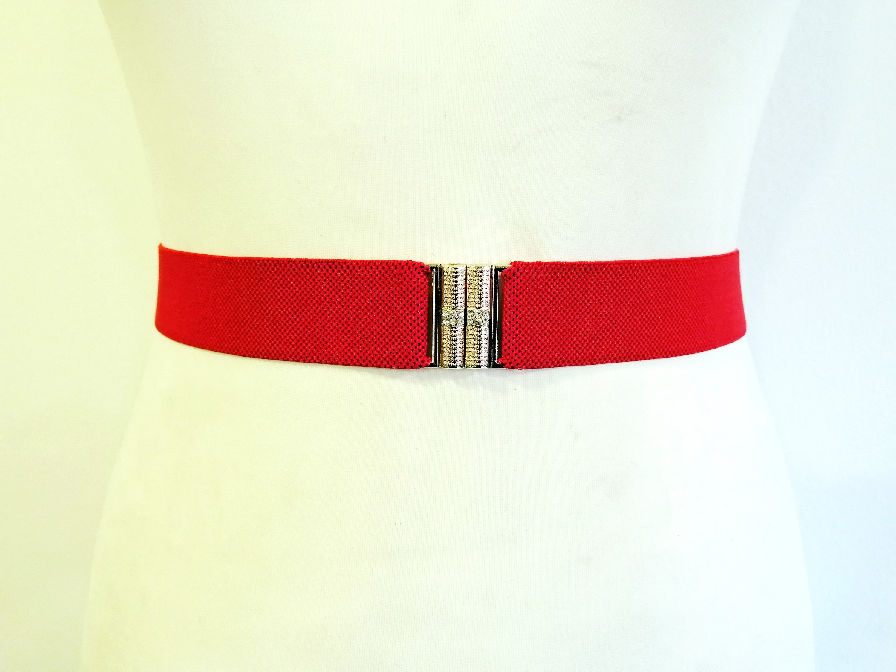Round Gold Toned Metal Buckle Elastic Stretch Belt In Cherry Red NEW Women Chic Red Faux Leather Elastic Skinny Belt Gold Circle  main image 2