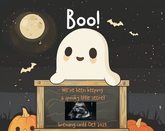 Op de afbeelding: Een schattig spook met een grote glimlach houdt een krijtbord vast met de tekst "We've been keeping a spooky little secret brewing until Oct 2025". Het krijtbord is versierd met een zwart-witte echografie. Twee oranje pompoenen met jack-o'-lantern gezichten staan aan weerszijden van het krijtbord.