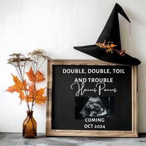 Anuncio de embarazo personalizado de bruja mágica "Se está gestando un bebé", anuncio de revelación de género neutral, niña y niño de Halloween editable