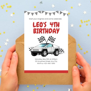 Op de afbeelding: Een rode en witte verjaardagsuitnodiging met een cartoon witte raceauto en geblokte vlaggen. De uitnodiging luidt "Start je motoren en kom Leo's 4e verjaardag vieren". Het bevat ook de datum, tijd, adres en RSVP-informatie.