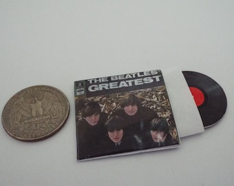 Miniatuur vintage &#39;BEATLES Greatest Hits&#39; recordalbum - Dollhouse 1/6 1/12 1/24 miniatuurspeelschaal accessoire